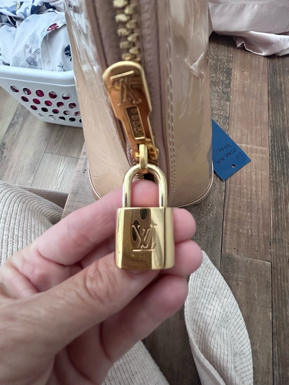 Louis Vuitton Vernis Alma PM Satchel in Light Nude - Picture 5 of 10